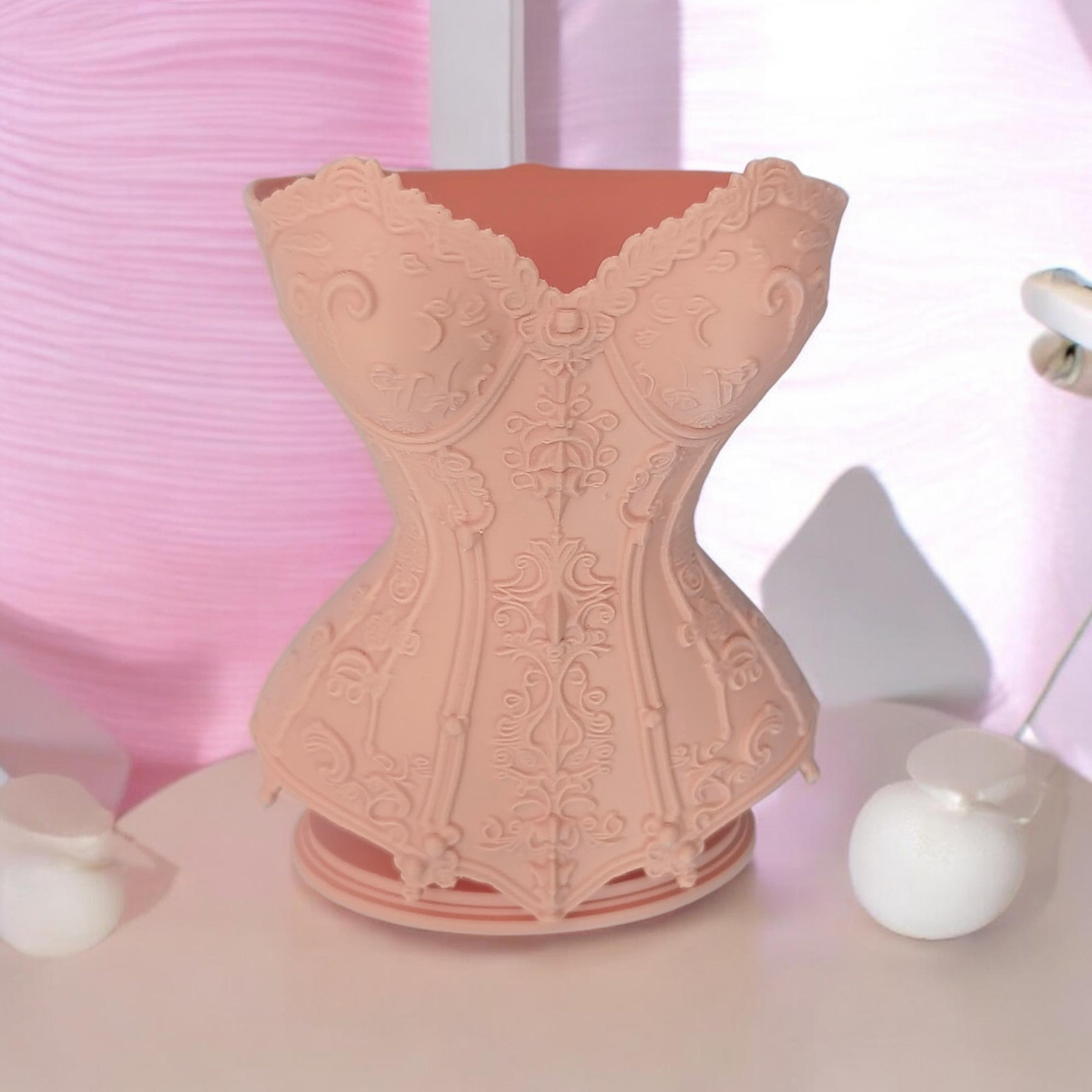 00173 - Corset pen holder